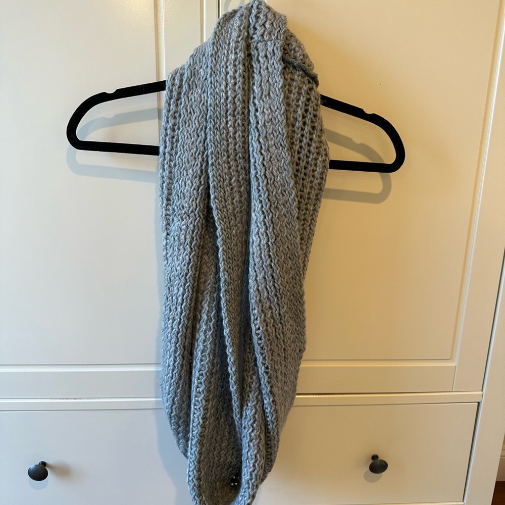 NWT Isaac Mizrahi Live Grey Knit Infinity Scarf